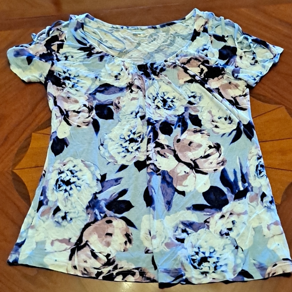 Jennifer López lattie sleeve floral top